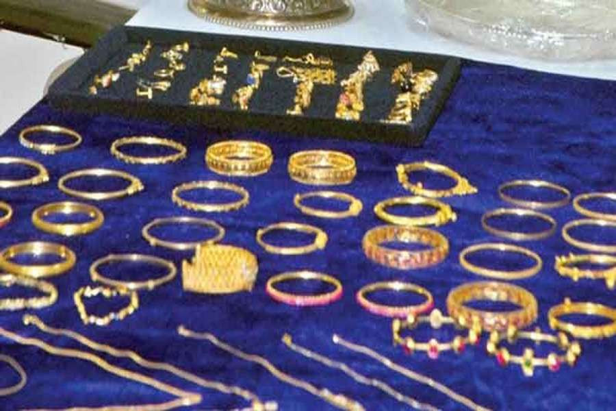 सुनको मूल्य आज पनि घट्यो, कतिमा हुँदैछ कारोबार ?
