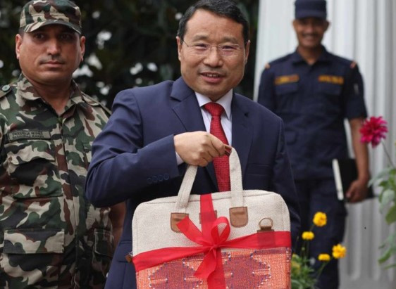 बजेट ‘ब्रिफकेस’ प्रतिस्थापन गर्‍यो पहिलोपटक नेपाली झोलाले