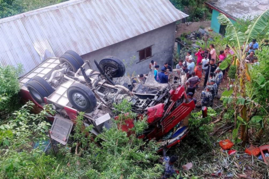 ग्लोबल आइएमई बैंकका कर्मचारी सवार बस दुर्घटना, २५ जना घाइते