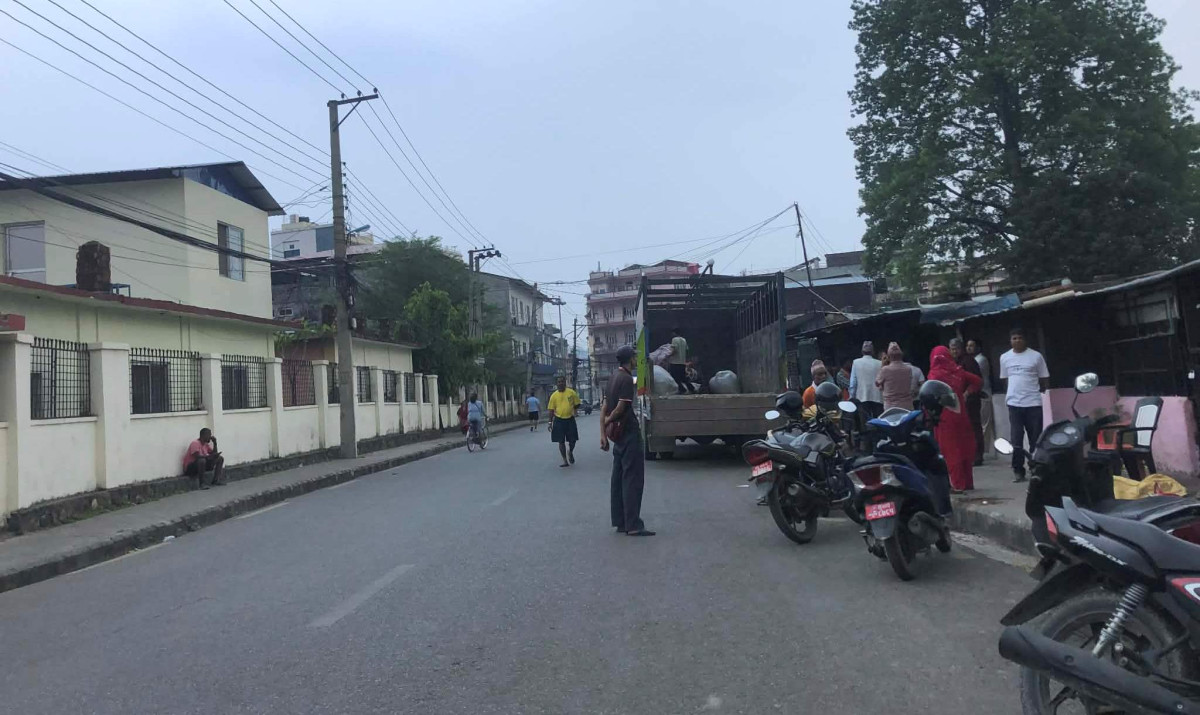 डोजर चलाउने तयारीपछि उच्च अदालत बुटवल परिसरबाट सामान उठाउन थालियो