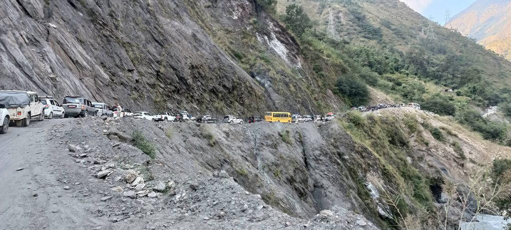 पहिरोले बेनी–जोमसोम सडक अवरुद्ध