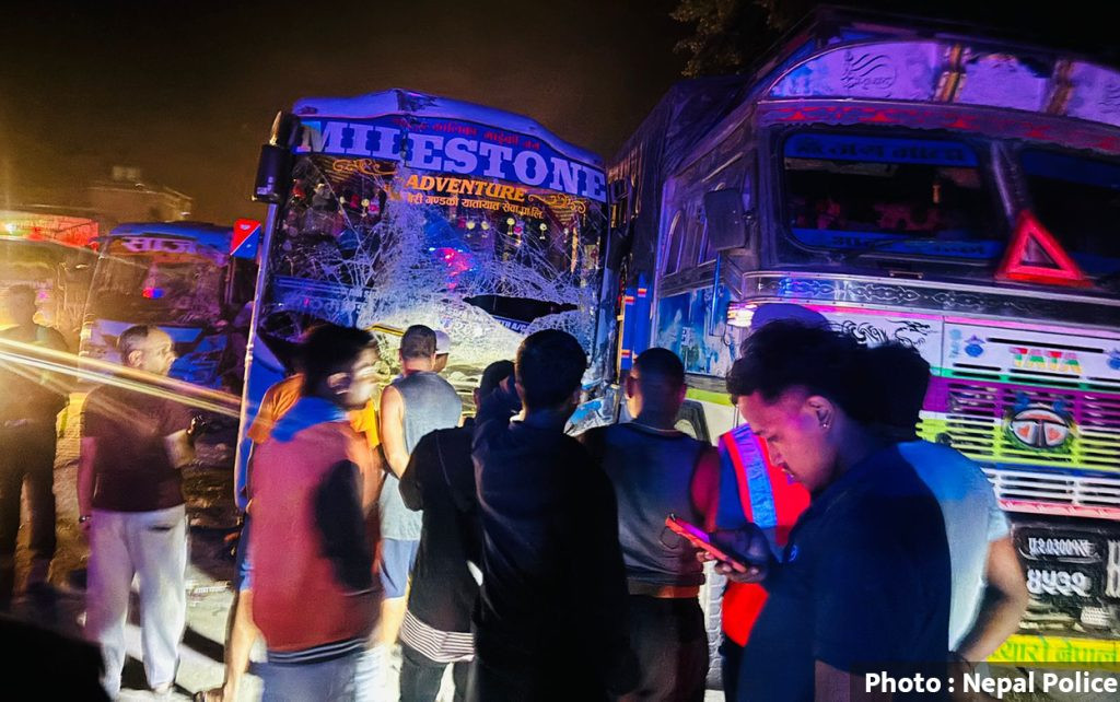 धादिङको बैरेनीमा तीन वटा सवारी साधन एकापसमा ठोक्किए,  ३४ जना घाइतेलाई काठमाडौं ल्याइयो