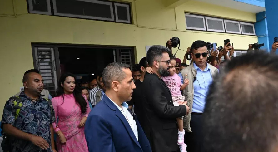 पत्नी र छोरीसहित चितवन पुगे प्रधानमन्त्री शाह